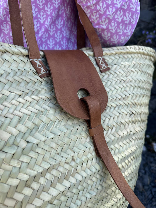 bag med brun skinnlukning og skinnhank