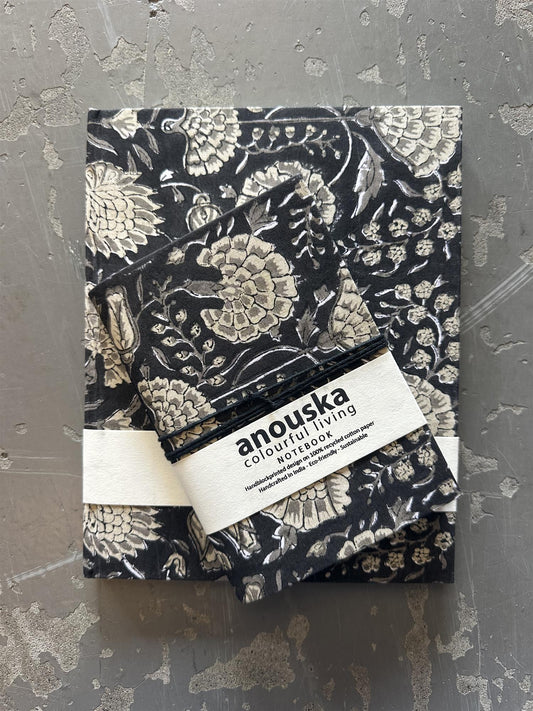 Notatbok large blokktrykket omslag Hani black/natural