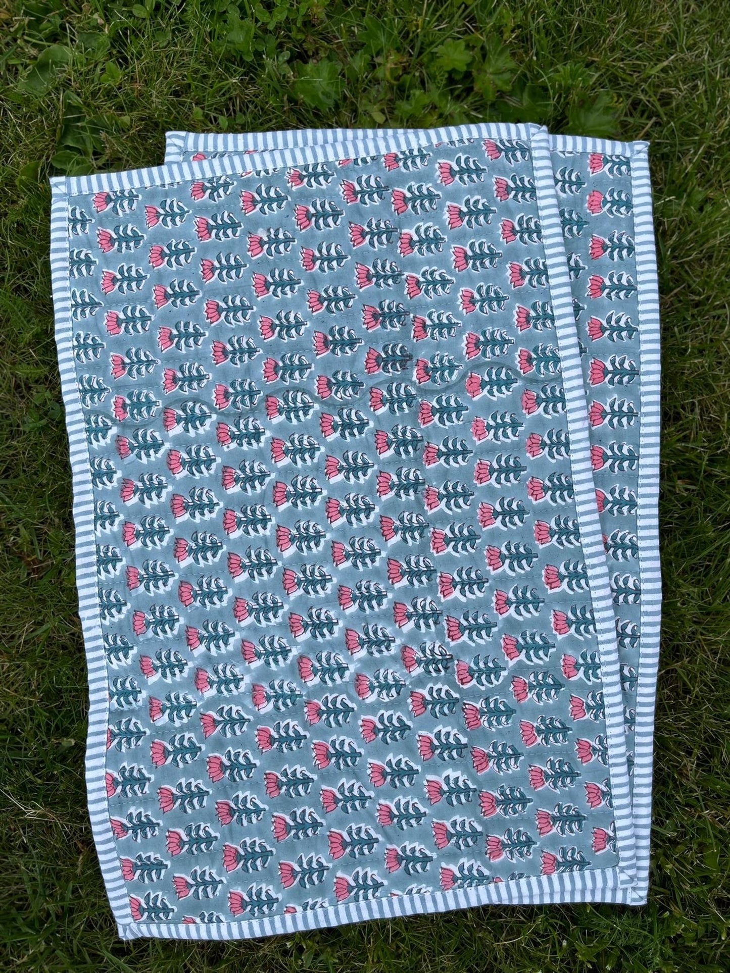Spisebrikke 30 x 45 cm blokktrykket jeans/rosa blomst