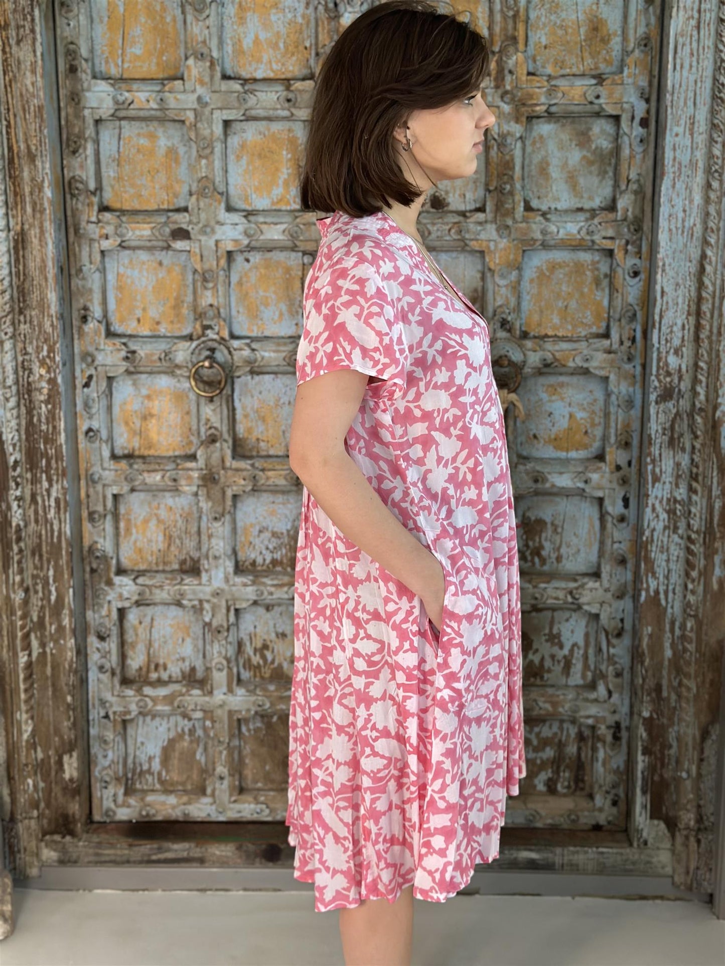 Catalina kort kjole v-hals pink & hvit viskose