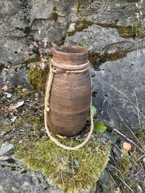 Trepotte brun med tau dekor