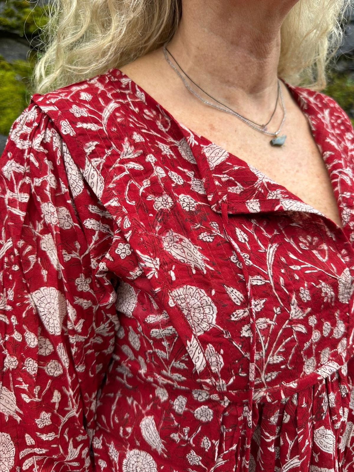 Malou smekkekjole rød