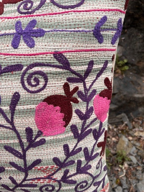 Putetrekk kantha med broderi 50 x 50 cm sage