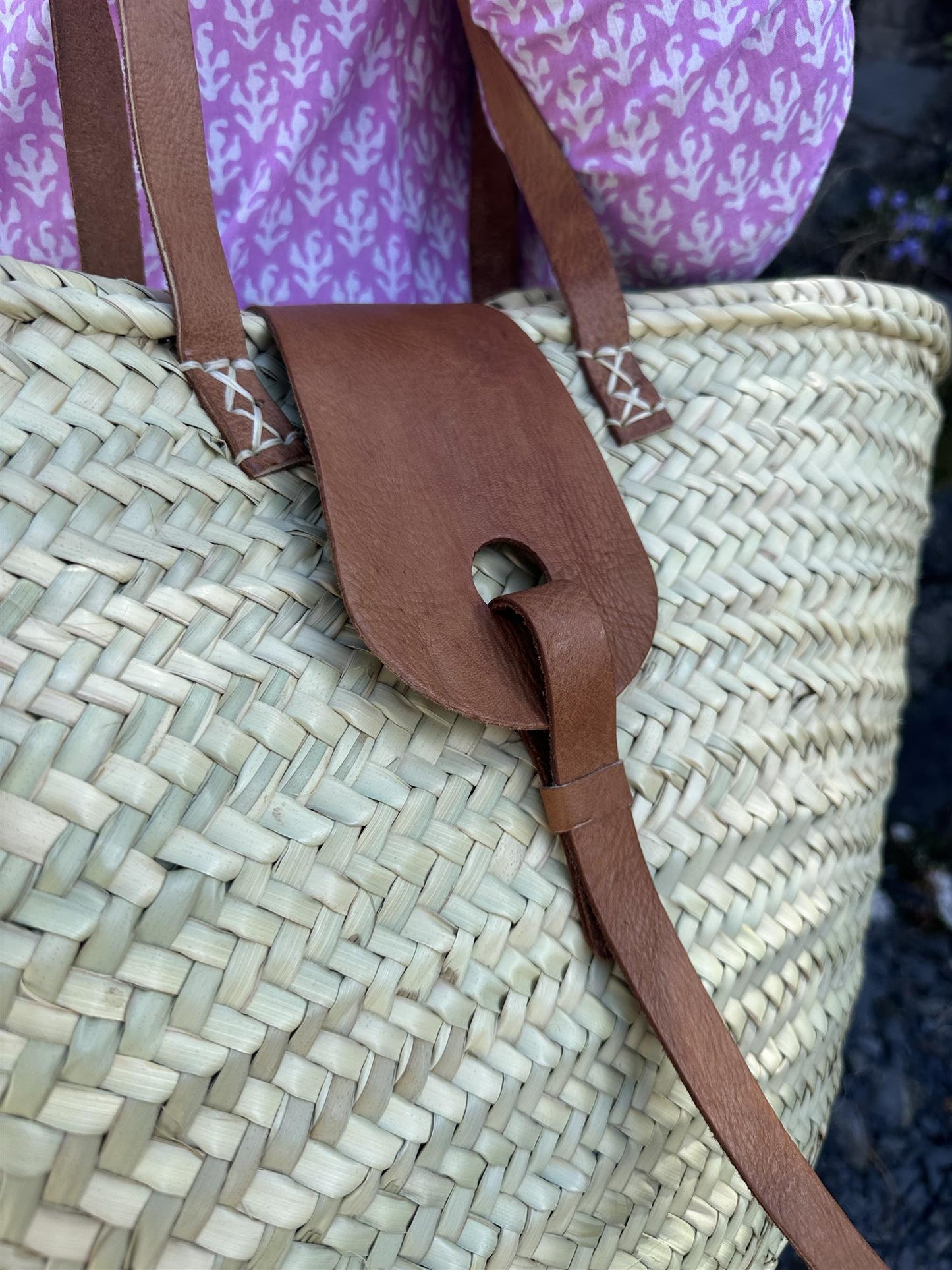 bag med brun skinnlukning og skinnhank