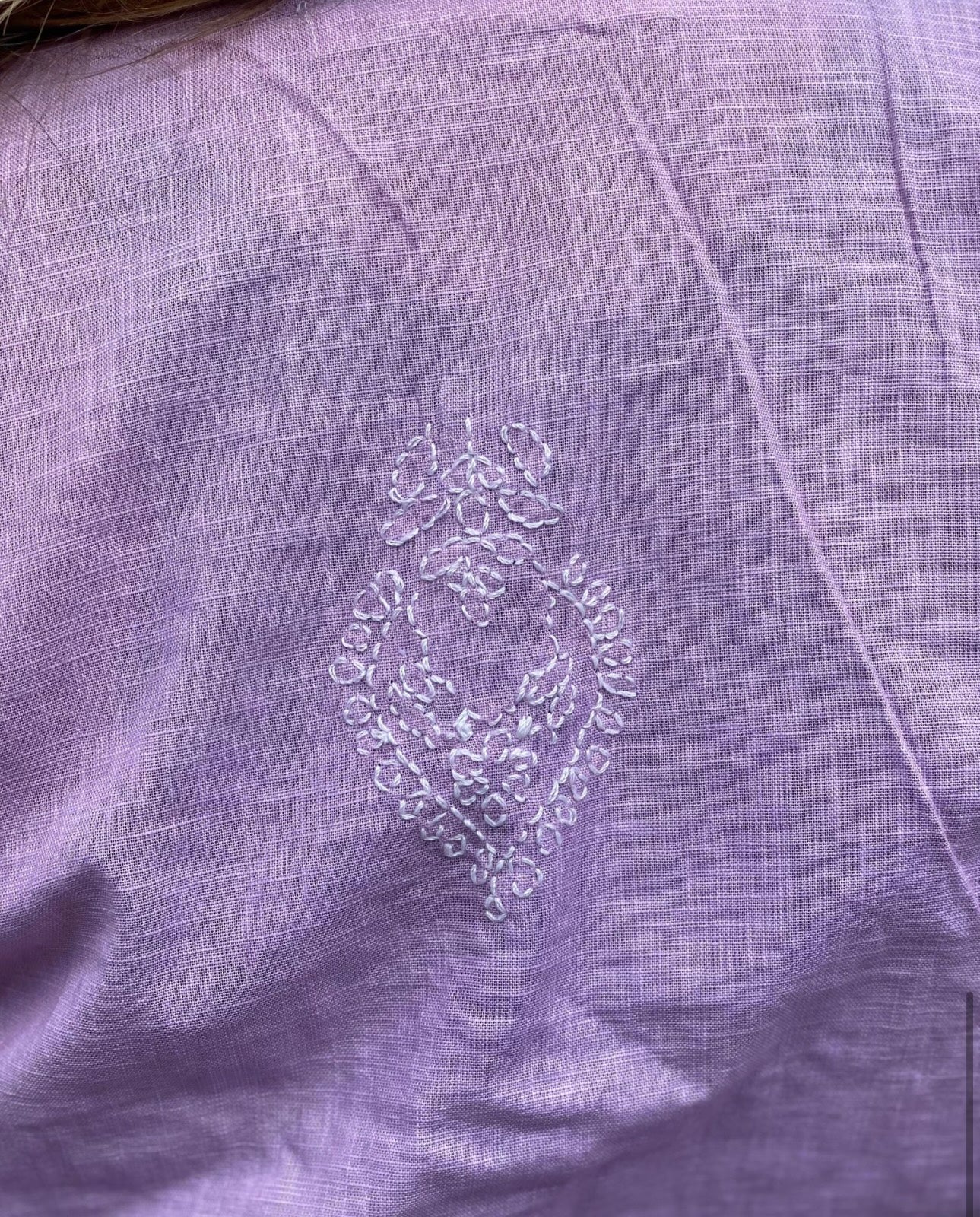 Tunika håndbrodert syrin