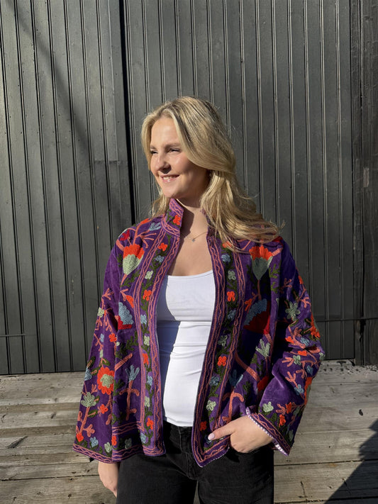 Anouska jakke velur med broderier lilla m rødt/oransje broderi