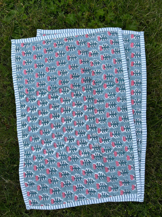 Spisebrikke 30 x 45 cm blokktrykket jeans/rosa blomst