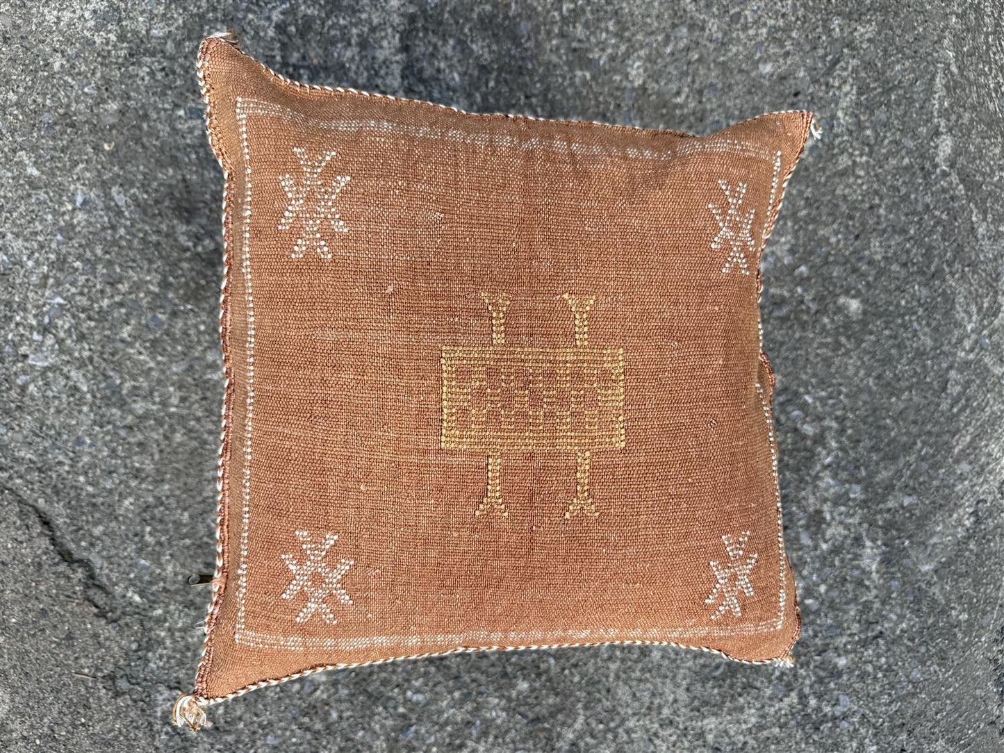 Putetrekk kaktus silke 50 x 50 cm brun m hvitt og gult mønster