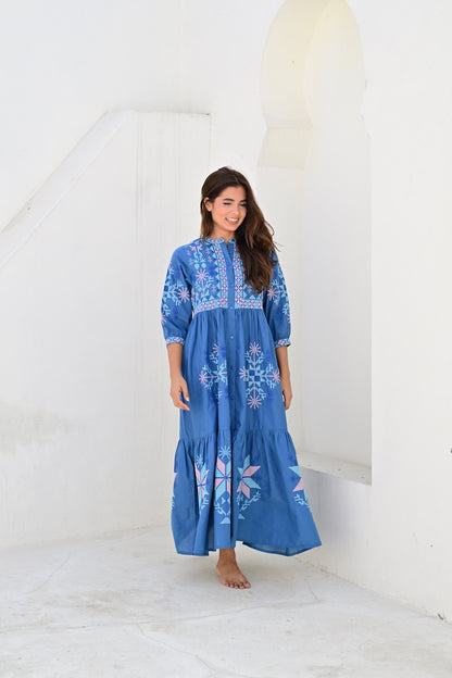 Narbonne kjole med broderier blue