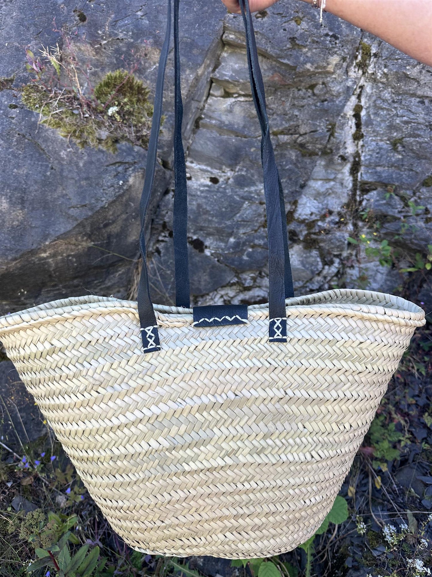 bag med sort skinnlukning og skinnhank
