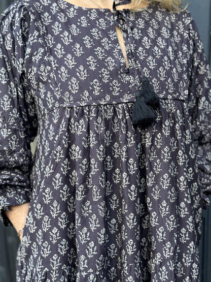 Seia smekkekjole mønstret grå