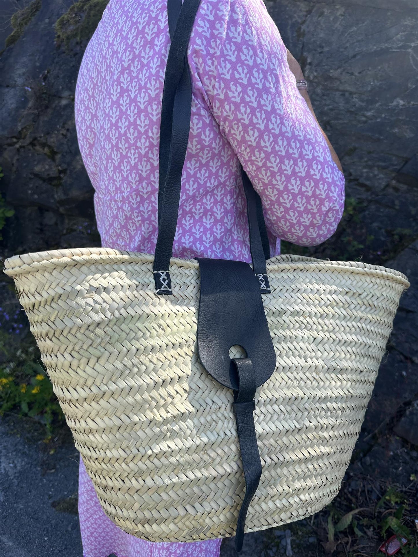 bag med sort skinnlukning og skinnhank