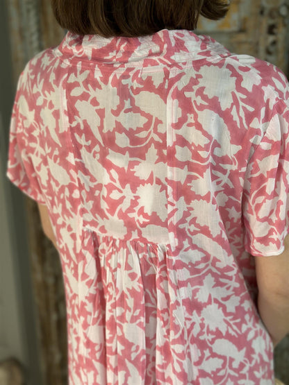 Catalina kort kjole v-hals pink & hvit viskose