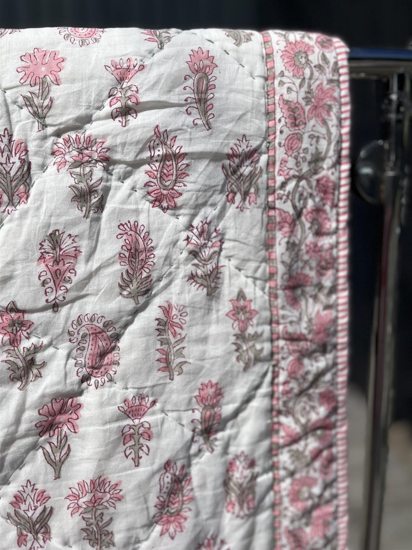 Quilt 150 x 220 cm hvit med rosa blomster