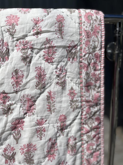 Quilt 150 x 220 cm hvit med rosa blomster