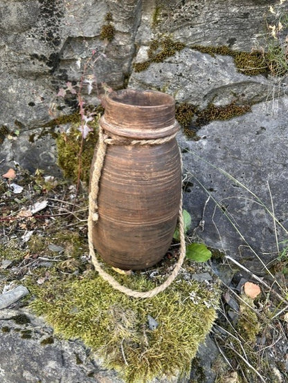 Trepotte brun med tau dekor
