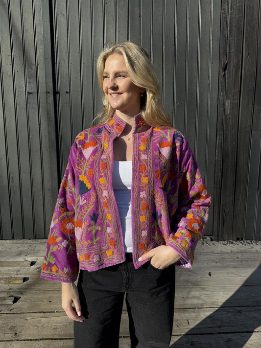 Anouska jakke velur lilla med blå/gul/oransje broderi