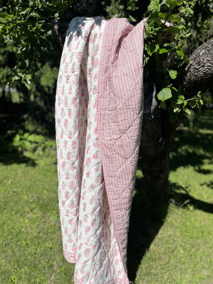 Quilt 150 x 220 cm hvit med rosa blomster