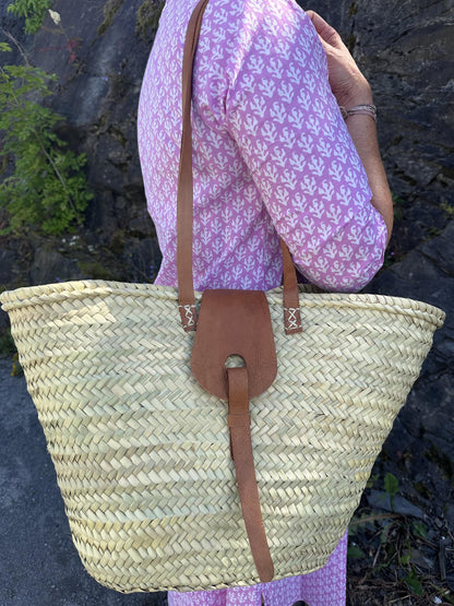 bag med brun skinnlukning og skinnhank