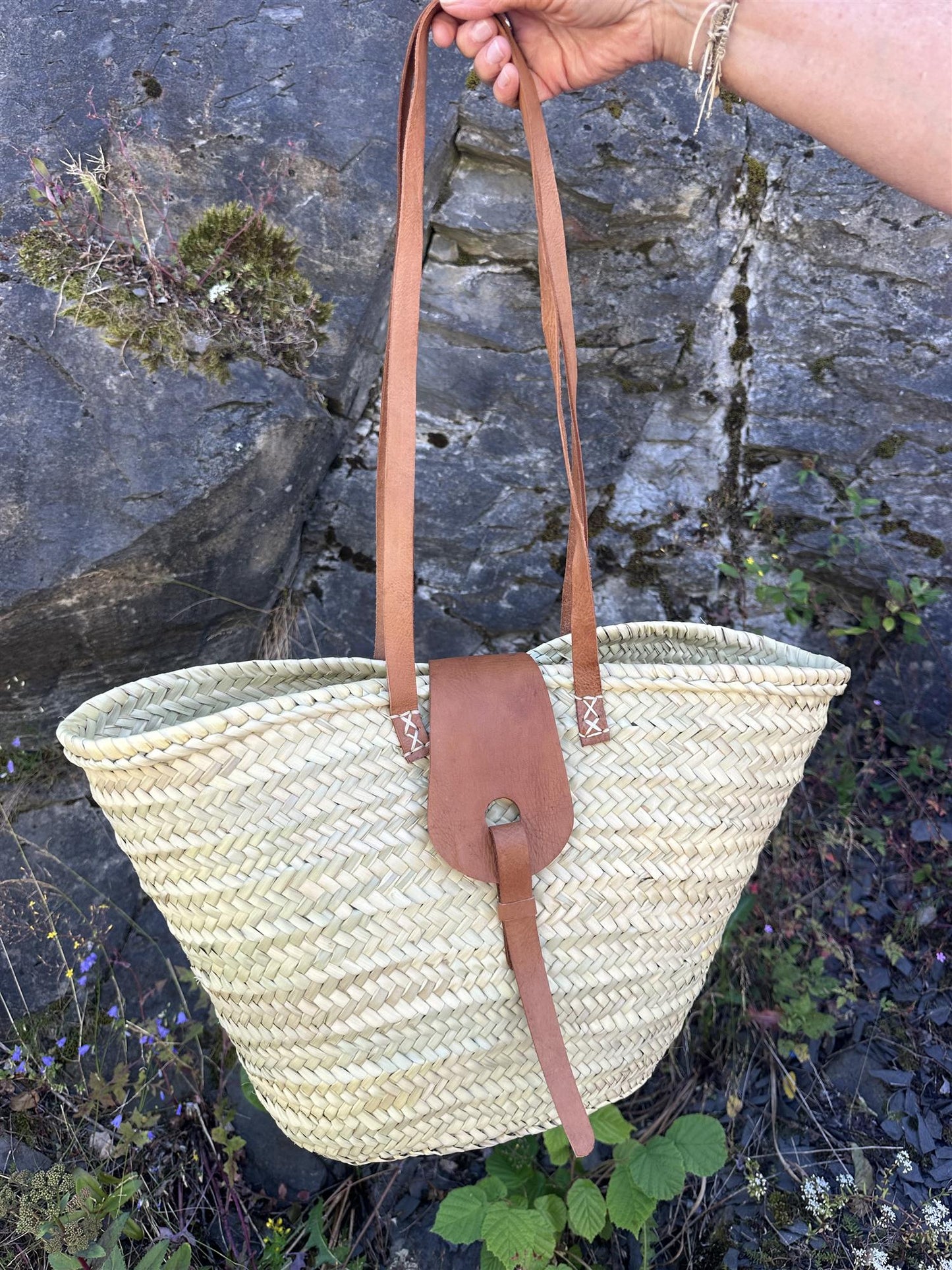 bag med brun skinnlukning og skinnhank