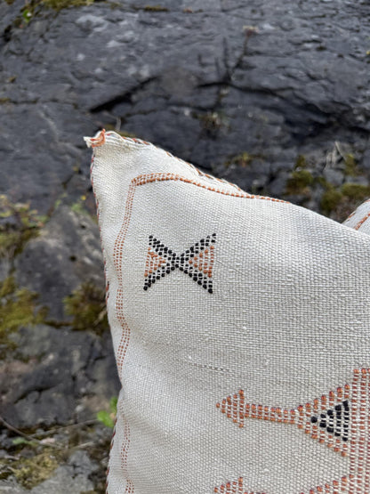 Putetrekk kaktus silke 50 x 50 cm natur m brunt, oransje og sort mønster