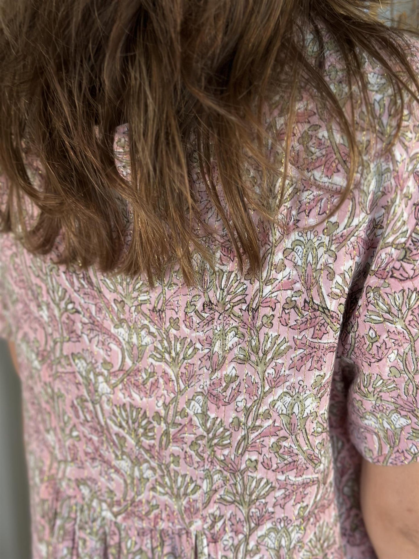 Nathalie lang kjole v-hals med lurex rosa