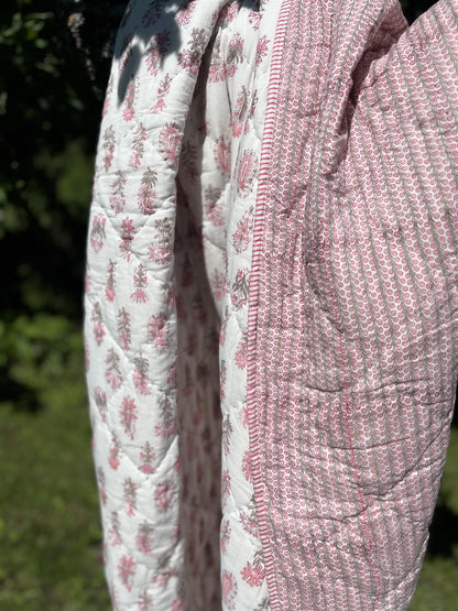 Quilt 150 x 220 cm hvit med rosa blomster