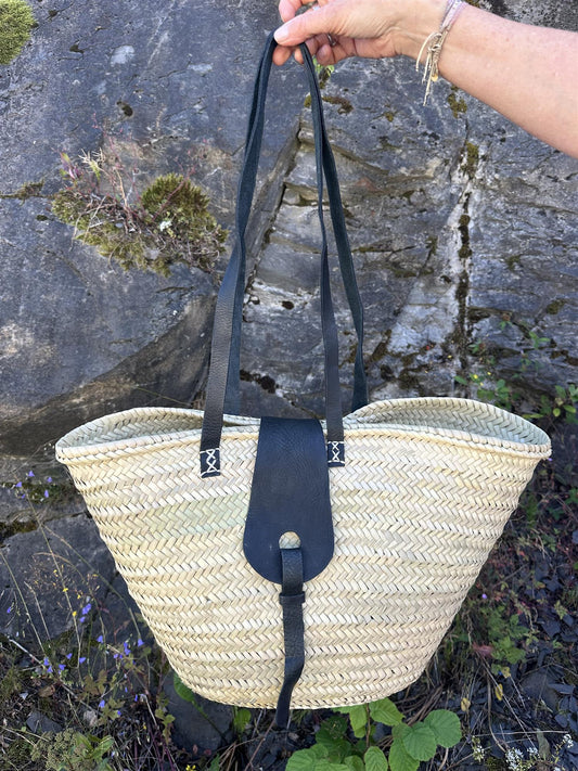 bag med sort skinnlukning og skinnhank