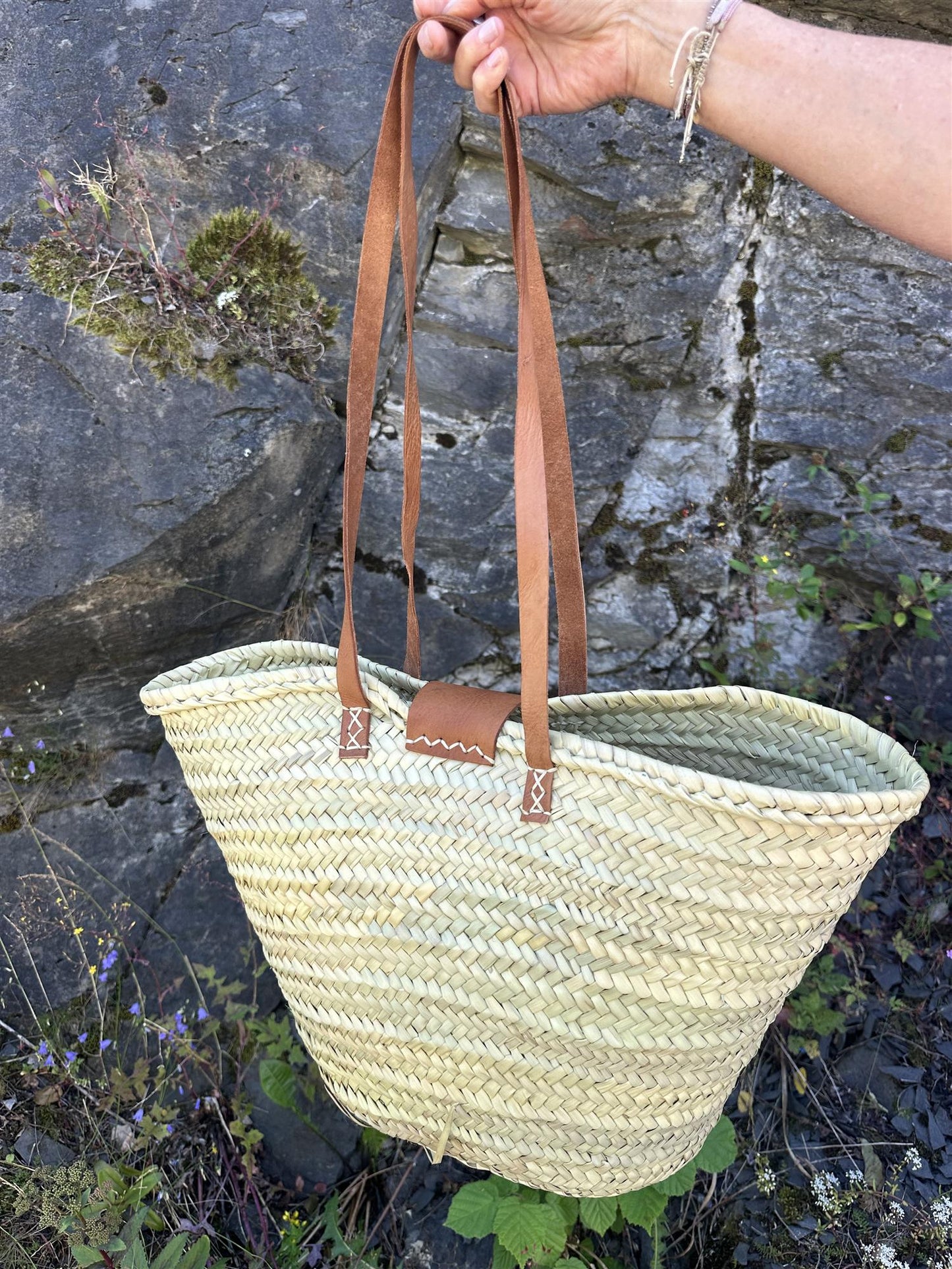 bag med brun skinnlukning og skinnhank