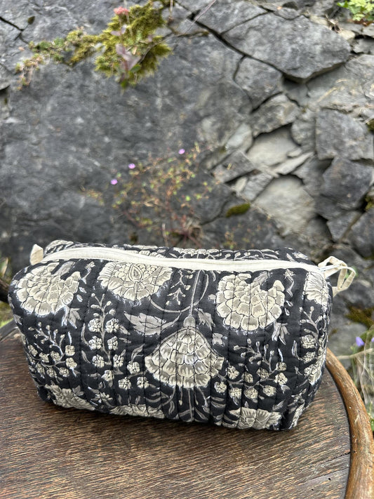Toalettmappe blokktrykket Hani black/natural