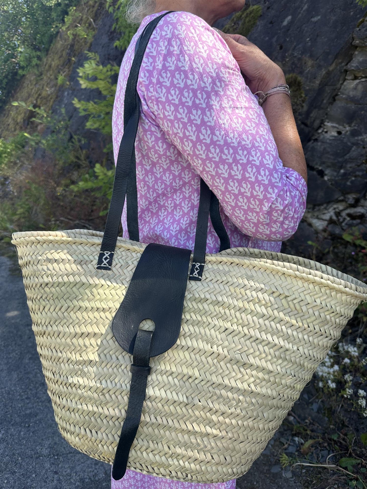 bag med sort skinnlukning og skinnhank