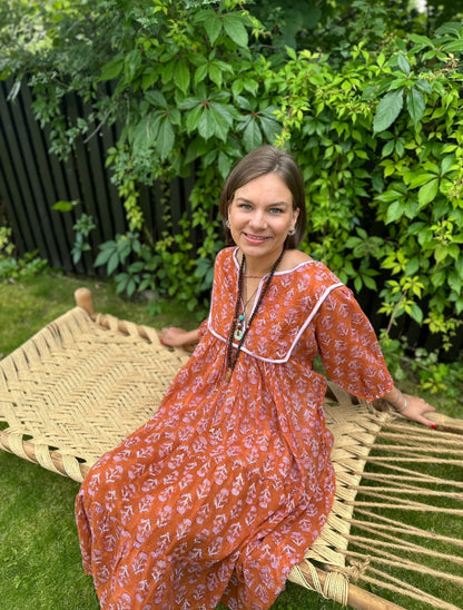 Anna lang smekkekjole terracotta