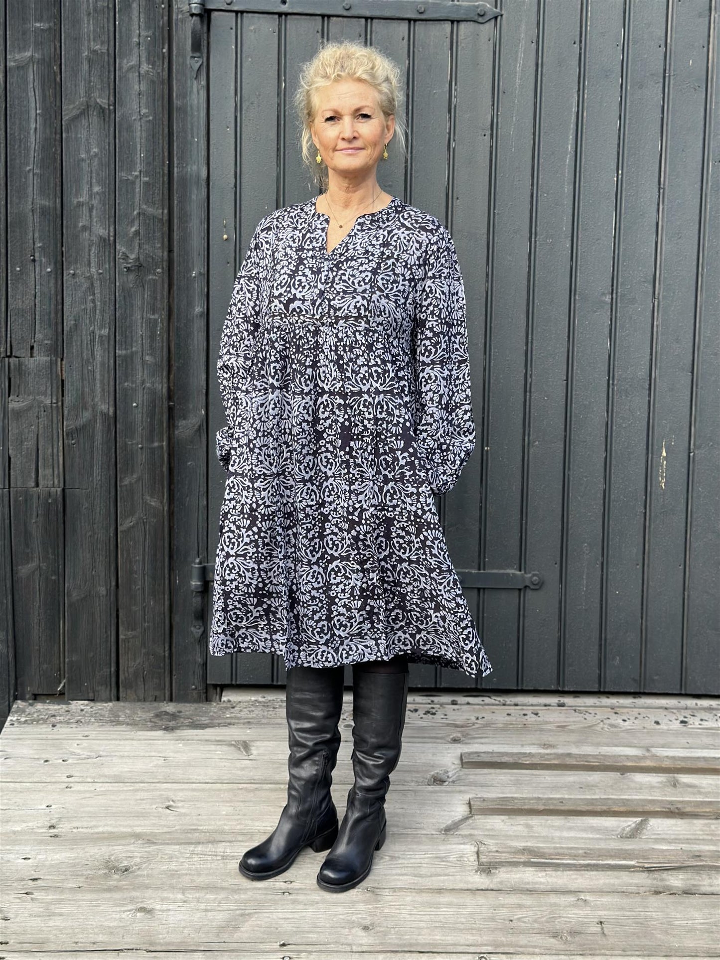 Amora kjole grå & sort mønstret