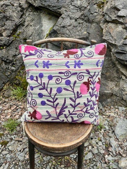 Putetrekk kantha med broderi 50 x 50 cm sage