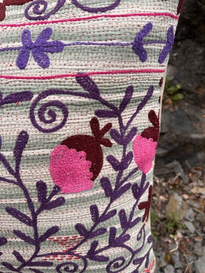 Putetrekk kantha med broderi 50 x 50 cm sage