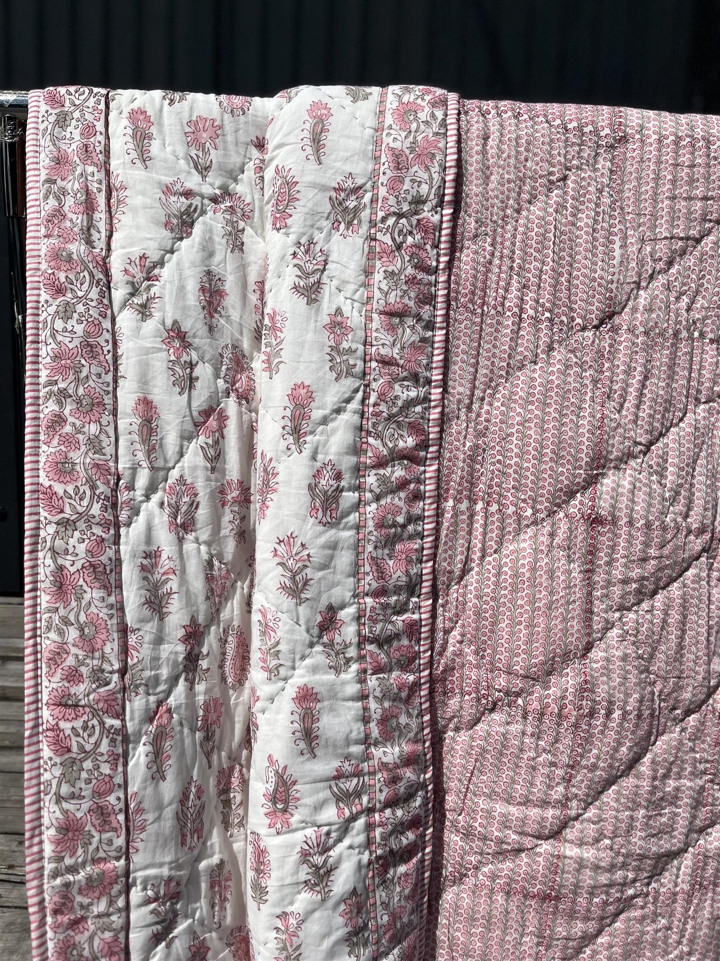 Quilt 150 x 220 cm hvit med rosa blomster