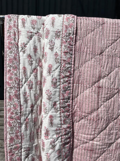 Quilt 150 x 220 cm hvit med rosa blomster