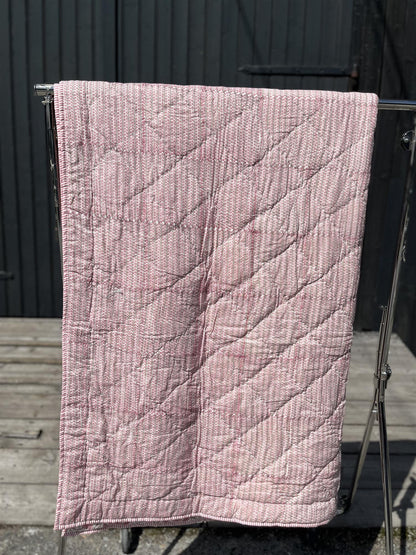 Quilt 150 x 220 cm hvit med rosa blomster