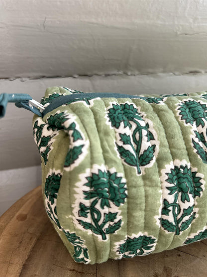 Toalettmappe blokktrykket clover olivo