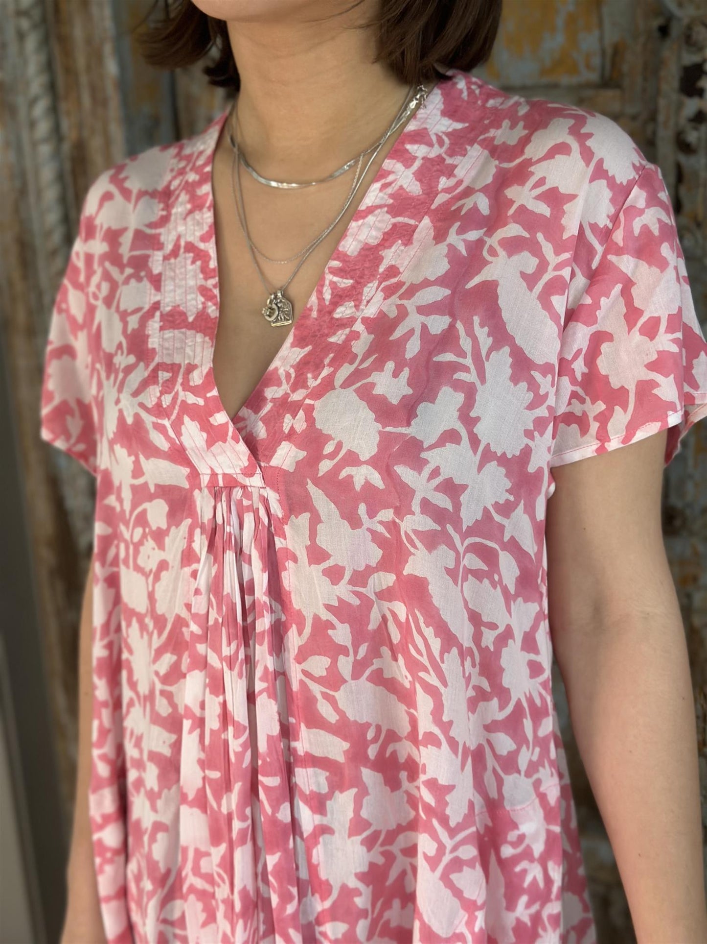 Catalina kort kjole v-hals pink & hvit viskose