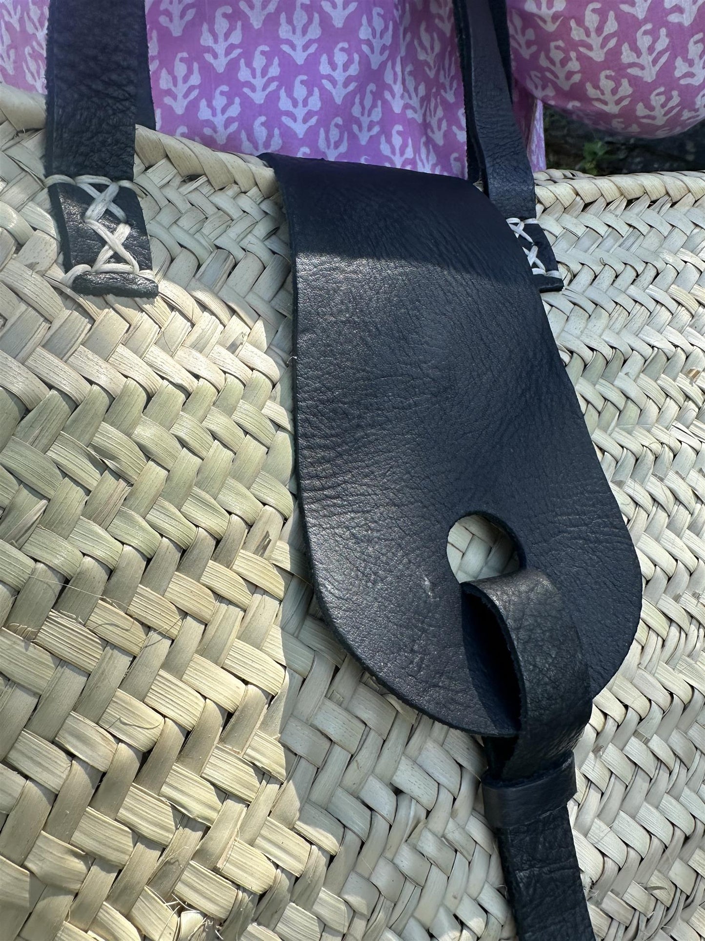 bag med sort skinnlukning og skinnhank