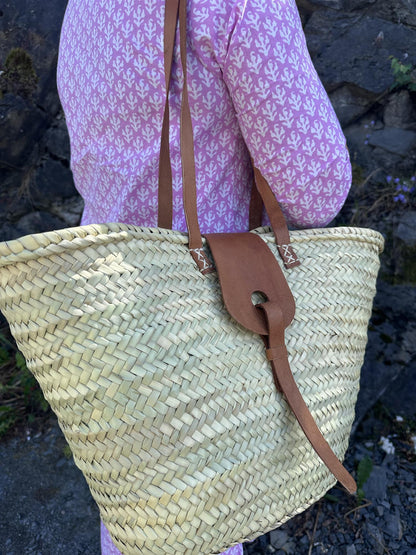 bag med brun skinnlukning og skinnhank