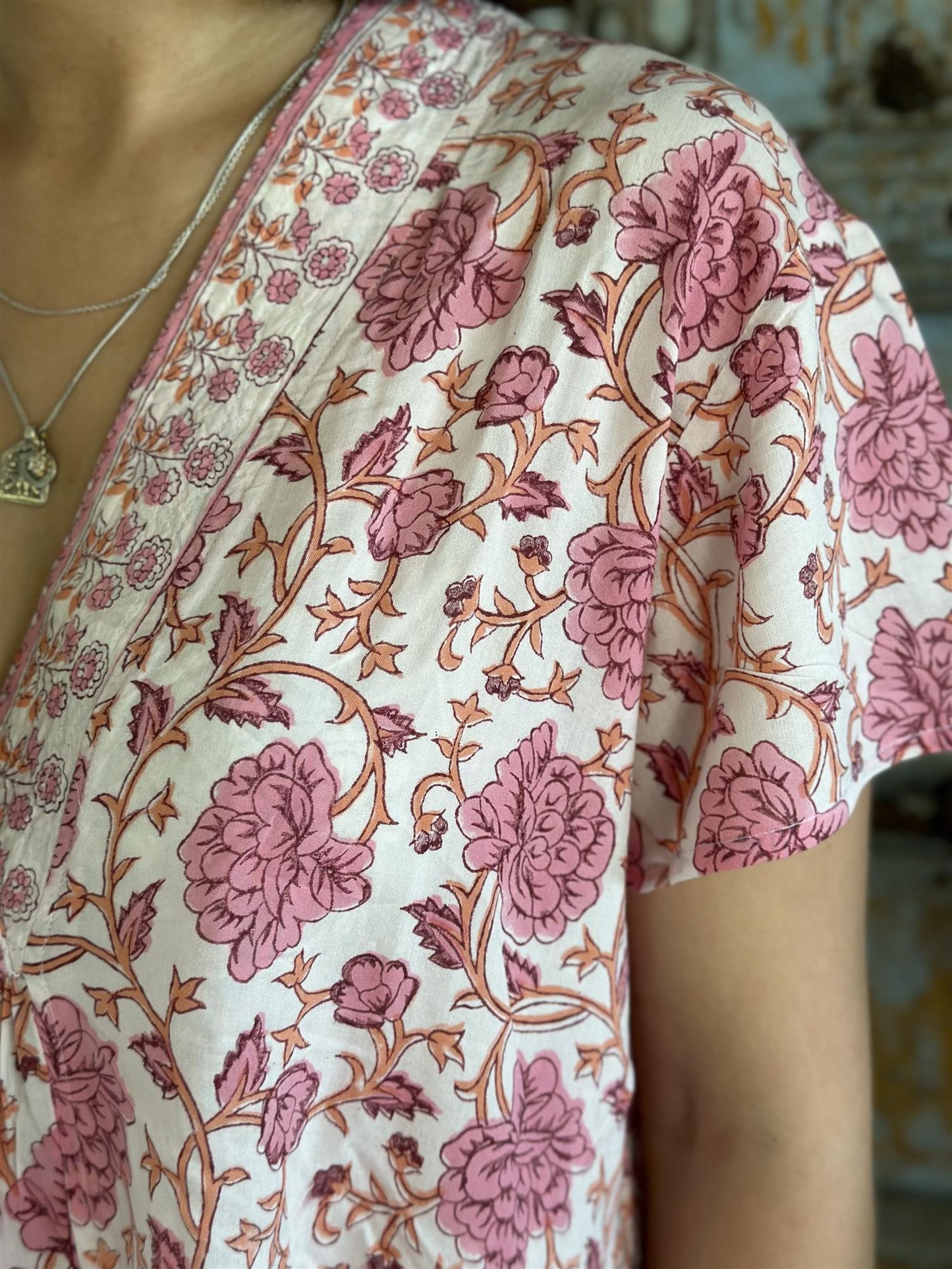 Ann kort kjole v hals rosa